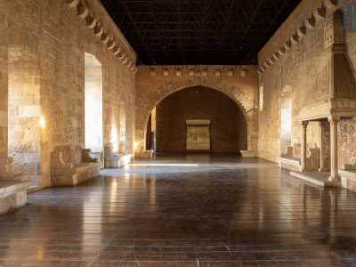 ...ci conduce nella maestosa Sala del Trono...
